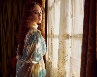 Laufey em foto promocional da turnê de A Matter of Time