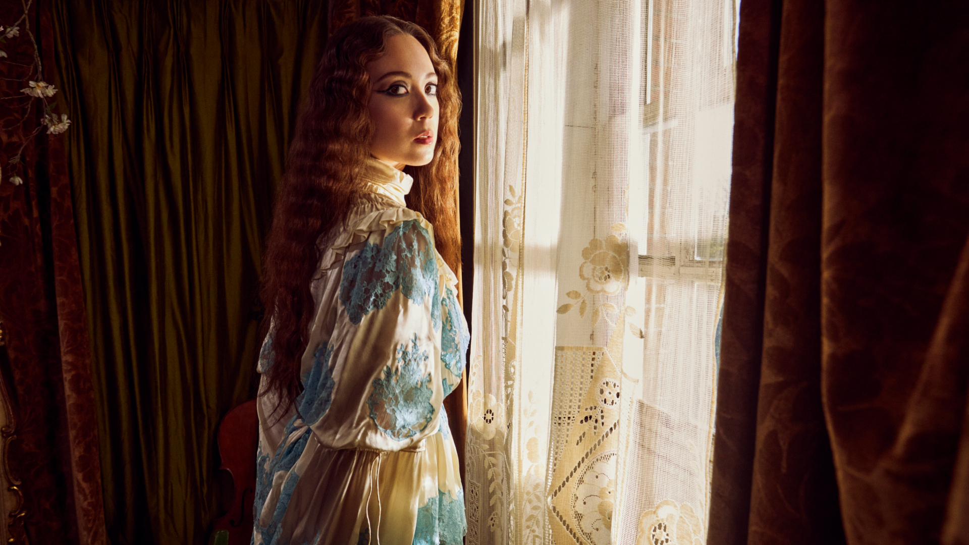Laufey em foto promocional da turnê de A Matter of Time