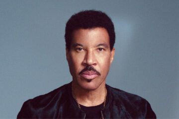Lionel Richie posa para foto promocional. Cantor se apresenta em São Paulo no dia 19 de dezembro de 2026.