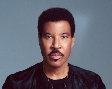 Lionel Richie posa para foto promocional. Cantor se apresenta em São Paulo no dia 19 de dezembro de 2026.
