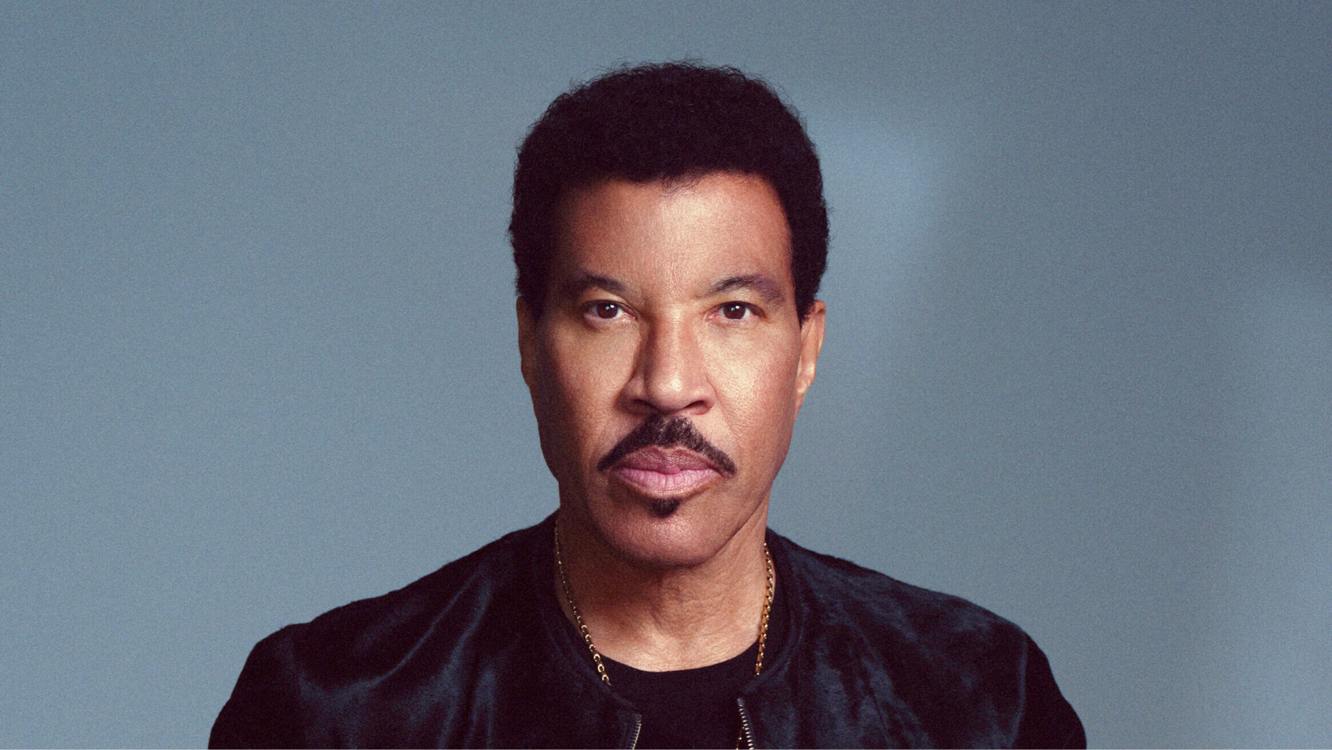 Lionel Richie posa para foto promocional. Cantor se apresenta em São Paulo no dia 19 de dezembro de 2026.