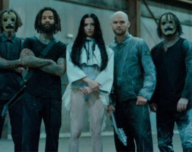 Poppy posa ao lado de integrantes de sua banda e convidados durante o videoclipe de "Dying To Forget", faixa do álbum Empty Hands.