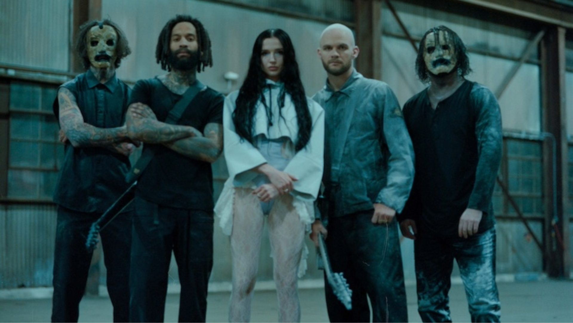 Poppy posa ao lado de integrantes de sua banda e convidados durante o videoclipe de "Dying To Forget", faixa do álbum Empty Hands.