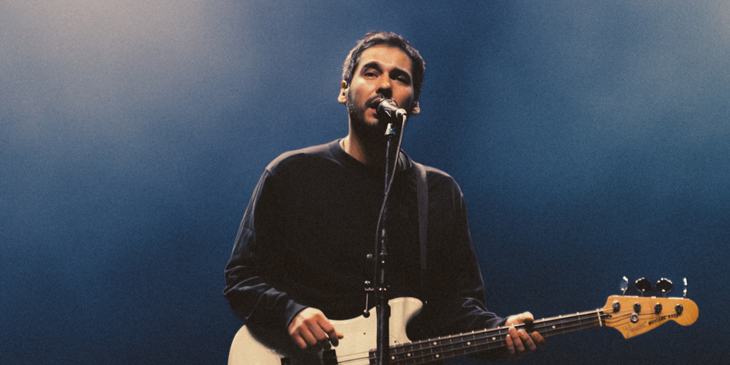 Ale Sater, do Terno Rei, se apresenta no palco do Vivo Rio durante a turnê do álbum Nenhuma Estrela.