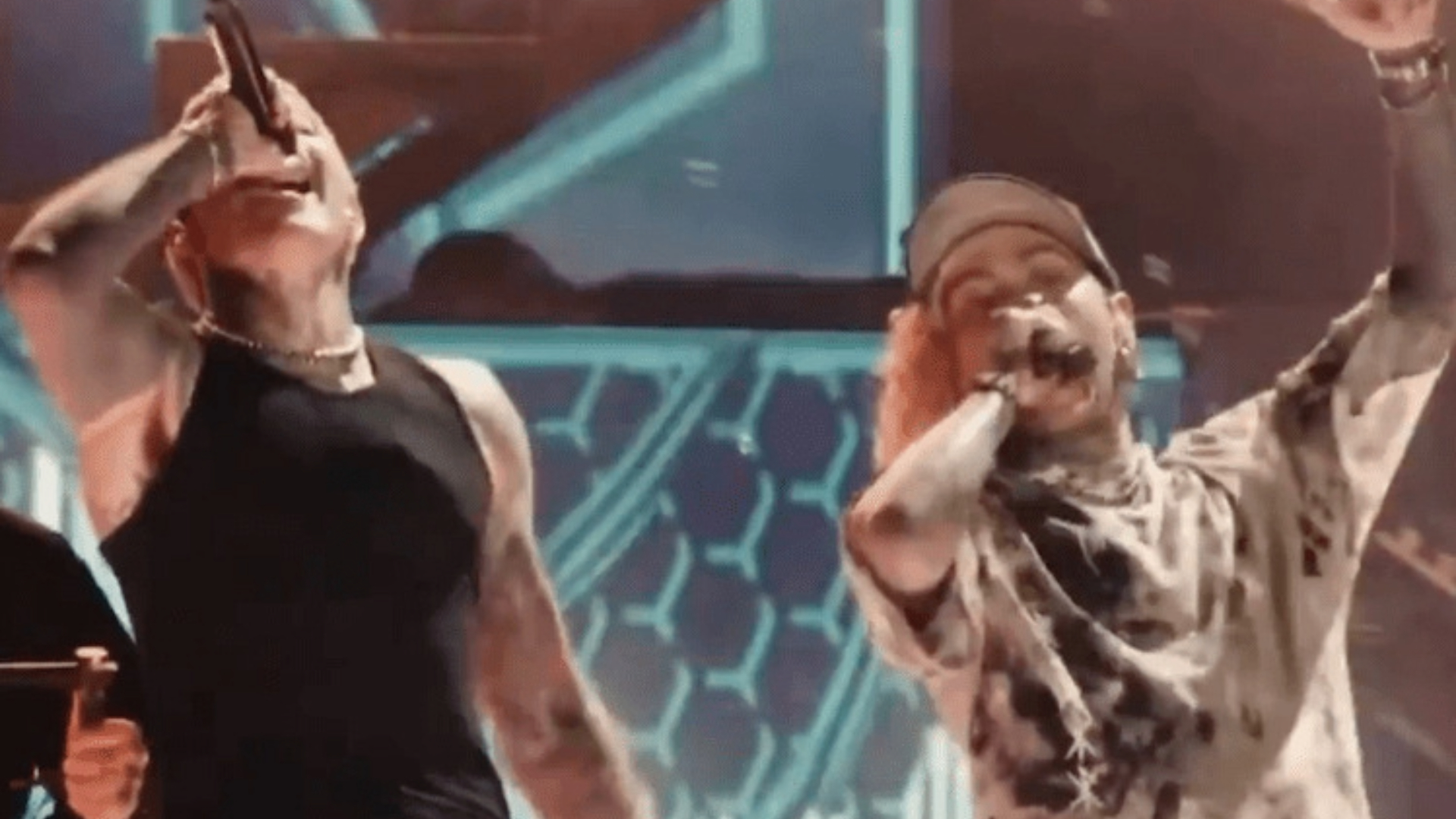 Oli Sykes, vocalista do Bring Me The Horizon, divide os vocais com Will Ramos, do Lorna Shore, durante a apresentação de "Antivist" no Hellfest 2026, na França.