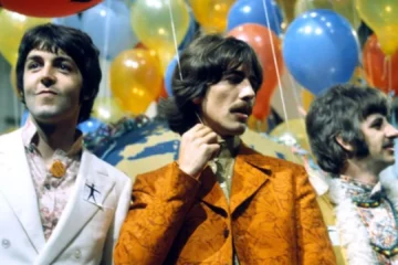 Os Beatles durante a histórica apresentação de All You Need Is Love em 1967, agora divulgada em versão colorizada.