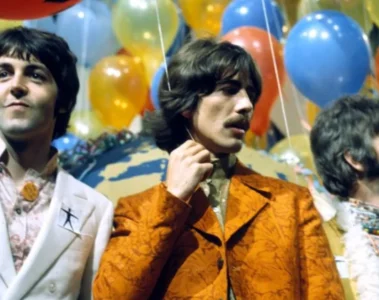 Os Beatles durante a histórica apresentação de All You Need Is Love em 1967, agora divulgada em versão colorizada.