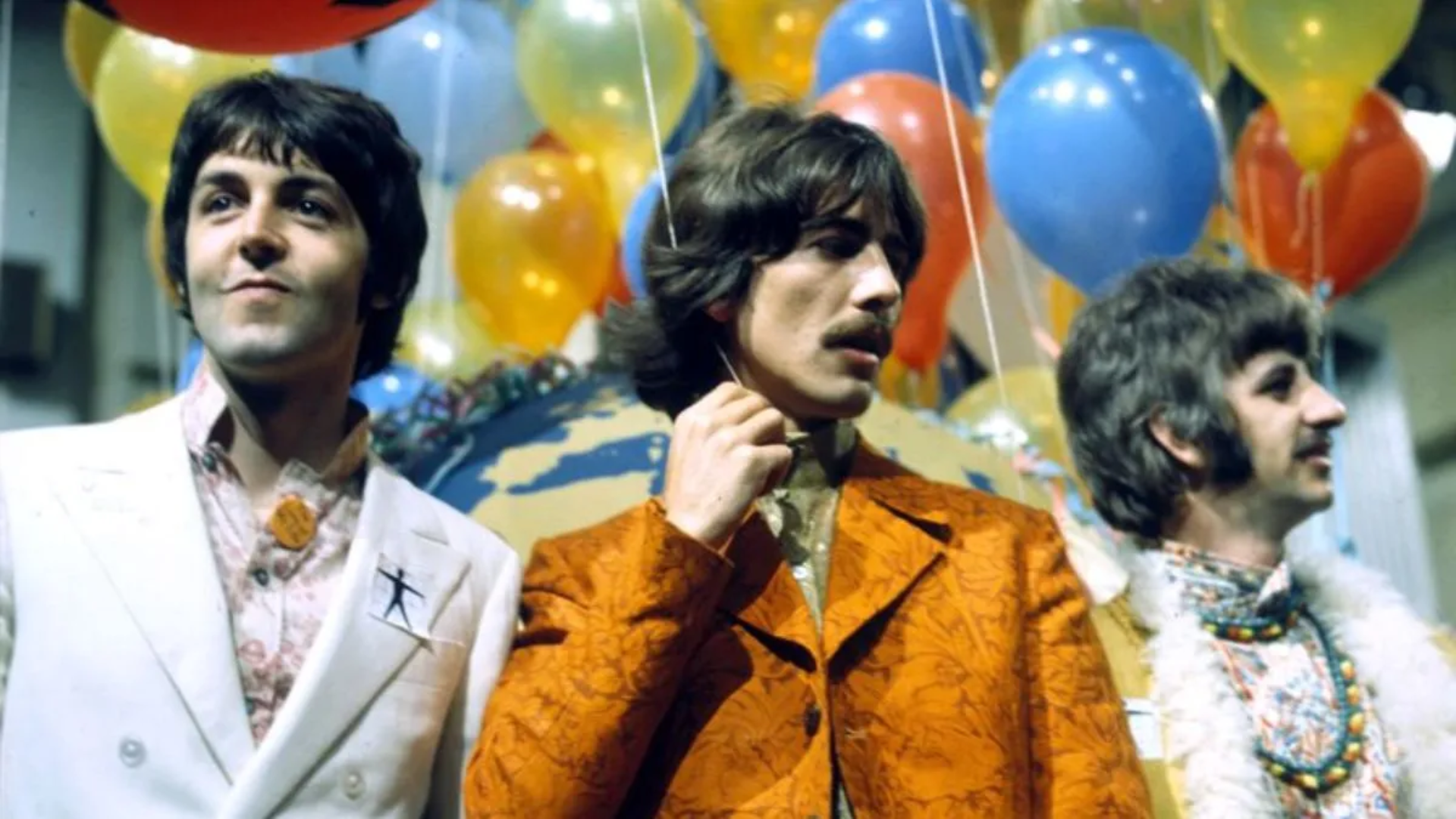 Os Beatles durante a histórica apresentação de All You Need Is Love em 1967, agora divulgada em versão colorizada.