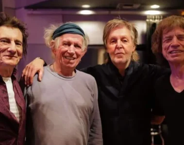 Paul McCartney ao lado de Mick Jagger, Keith Richards e Ronnie Wood durante encontro relacionado ao álbum Hackney Diamonds dos Rolling Stones.