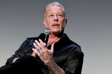 James Hetfield, vocalista e guitarrista do Metallica, durante uma entrevista. O músico já revelou sua admiração pelo Nirvana e destacou Smells Like Teen Spirit como uma das músicas mais importantes do rock dos anos 1990.