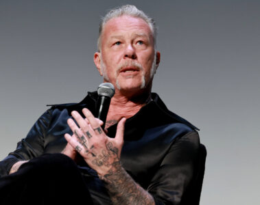 James Hetfield, vocalista e guitarrista do Metallica, durante uma entrevista. O músico já revelou sua admiração pelo Nirvana e destacou Smells Like Teen Spirit como uma das músicas mais importantes do rock dos anos 1990.