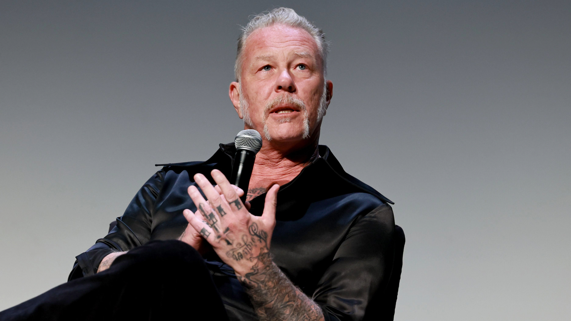 James Hetfield, vocalista e guitarrista do Metallica, durante uma entrevista. O músico já revelou sua admiração pelo Nirvana e destacou Smells Like Teen Spirit como uma das músicas mais importantes do rock dos anos 1990.
