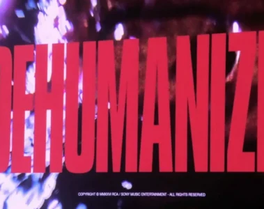 A palavra "DEHUMANIZED" aparece em letras vermelhas gigantes em uma tela durante um show do Bring Me The Horizon. Ao fundo, luzes e efeitos visuais criam uma atmosfera intensa e sombria, sugerindo o anúncio de um novo projeto da banda.