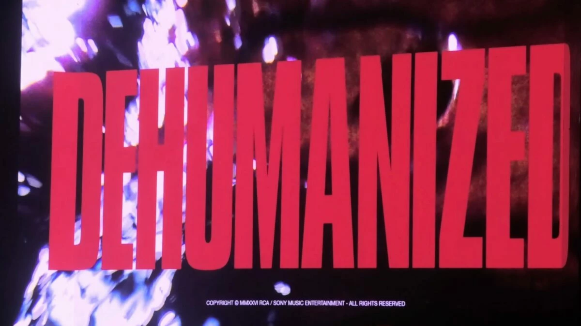 A palavra "DEHUMANIZED" aparece em letras vermelhas gigantes em uma tela durante um show do Bring Me The Horizon. Ao fundo, luzes e efeitos visuais criam uma atmosfera intensa e sombria, sugerindo o anúncio de um novo projeto da banda.