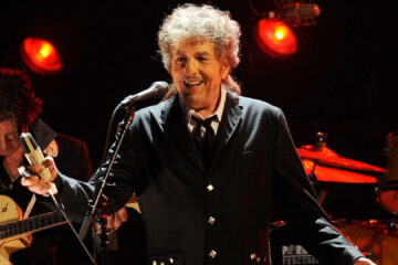 Bob Dylan se apresenta ao vivo durante um show. O cantor e compositor elogiou Everlong, clássico dos Foo Fighters escrito por Dave Grohl.