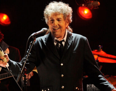 Bob Dylan se apresenta ao vivo durante um show. O cantor e compositor elogiou Everlong, clássico dos Foo Fighters escrito por Dave Grohl.