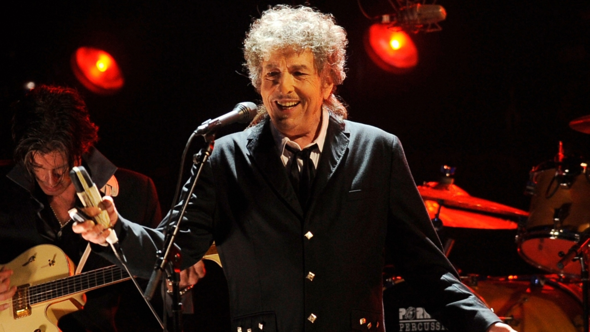 Bob Dylan se apresenta ao vivo durante um show. O cantor e compositor elogiou Everlong, clássico dos Foo Fighters escrito por Dave Grohl.
