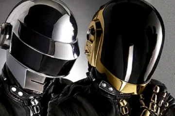 Daft Punk durante sessão promocional com os icônicos capacetes que marcaram a trajetória da dupla francesa.