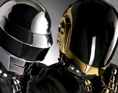 Daft Punk durante sessão promocional com os icônicos capacetes que marcaram a trajetória da dupla francesa.