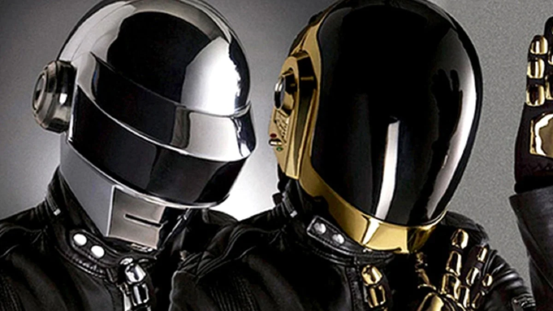 Daft Punk durante sessão promocional com os icônicos capacetes que marcaram a trajetória da dupla francesa.