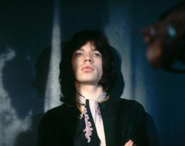Mick Jagger durante ensaio fotográfico. O vocalista dos Rolling Stones revelou a influência de Hey Jude, dos Beatles, em um dos maiores clássicos da banda.