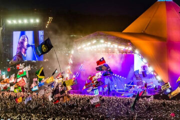 Público acompanha show no Palco Pirâmide durante o Festival de Glastonbury em Worthy Farm