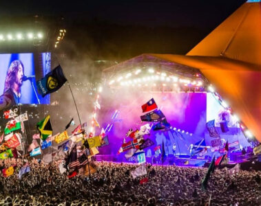 Público acompanha show no Palco Pirâmide durante o Festival de Glastonbury em Worthy Farm