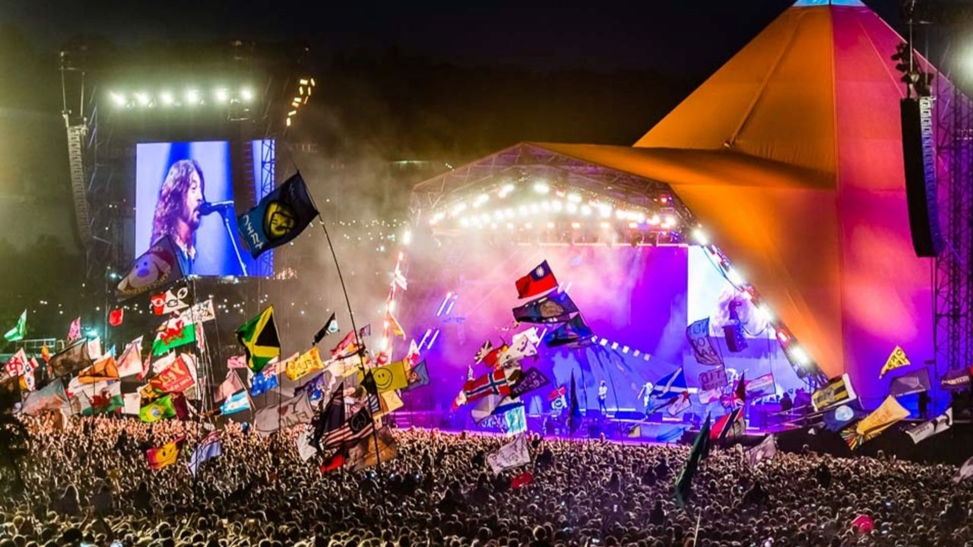 Público acompanha show no Palco Pirâmide durante o Festival de Glastonbury em Worthy Farm