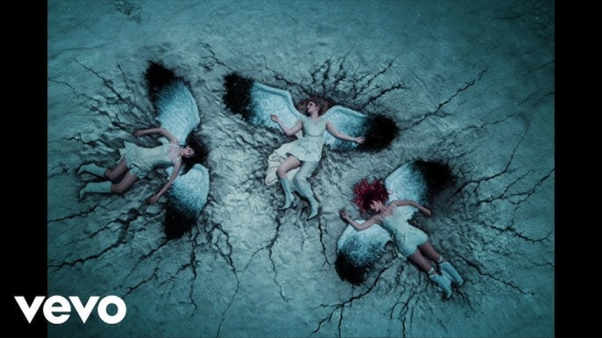 Integrantes do The Warning aparecem caracterizadas como anjos em cena do videoclipe de "Ritual", novo single do álbum Everything's Falling.