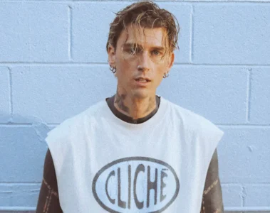 mgk posa diante de uma parede azul durante divulgação da turnê Lost Americana, que passará por São Paulo em 2026.