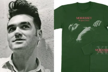 Morrissey ao lado de uma camiseta inspirada no álbum The Queen Is Dead, dos Smiths, com seu nome substituindo o da banda.