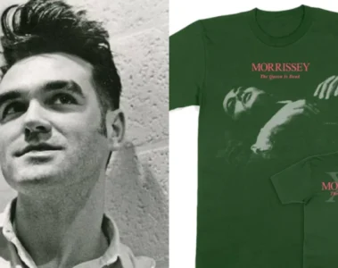 Morrissey ao lado de uma camiseta inspirada no álbum The Queen Is Dead, dos Smiths, com seu nome substituindo o da banda.