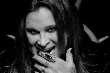 Ozzy Osbourne durante ensaio fotográfico. O cantor revelou qual considera uma das piores letras que já ouviu na história do rock.