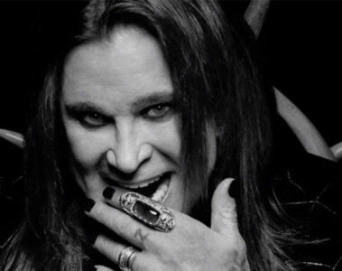 Ozzy Osbourne durante ensaio fotográfico. O cantor revelou qual considera uma das piores letras que já ouviu na história do rock.