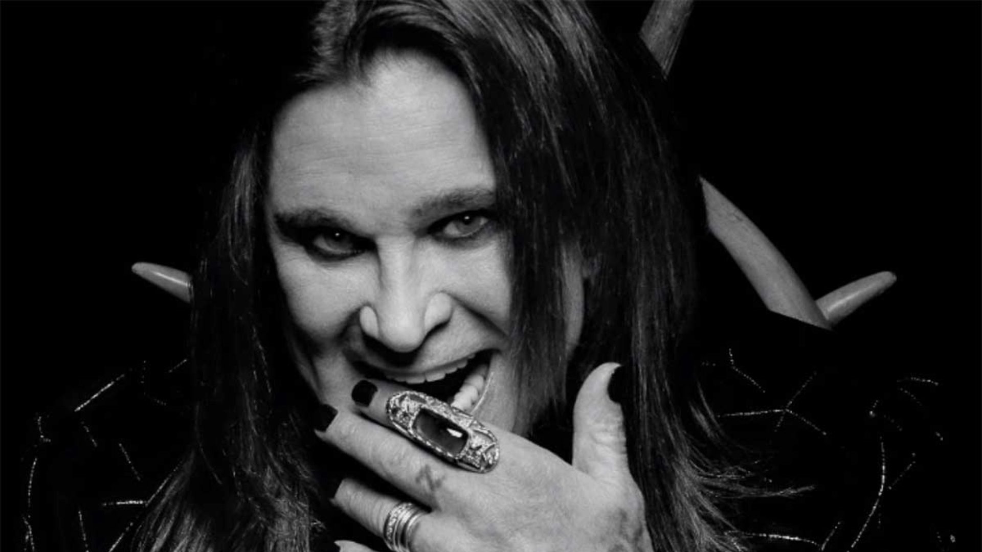 Ozzy Osbourne durante ensaio fotográfico. O cantor revelou qual considera uma das piores letras que já ouviu na história do rock.