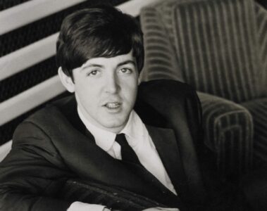 Paul McCartney em foto da época dos Beatles. O músico revelou o verdadeiro significado de "Can't Buy Me Love".