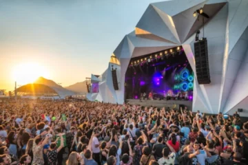 Público acompanha show na Cidade do Rock durante uma edição do Rock in Rio no Rio de Janeiro
