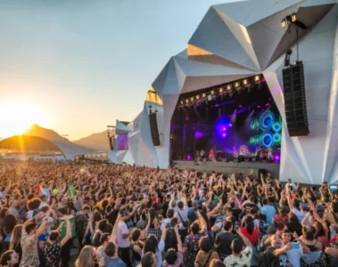 Público acompanha show na Cidade do Rock durante uma edição do Rock in Rio no Rio de Janeiro