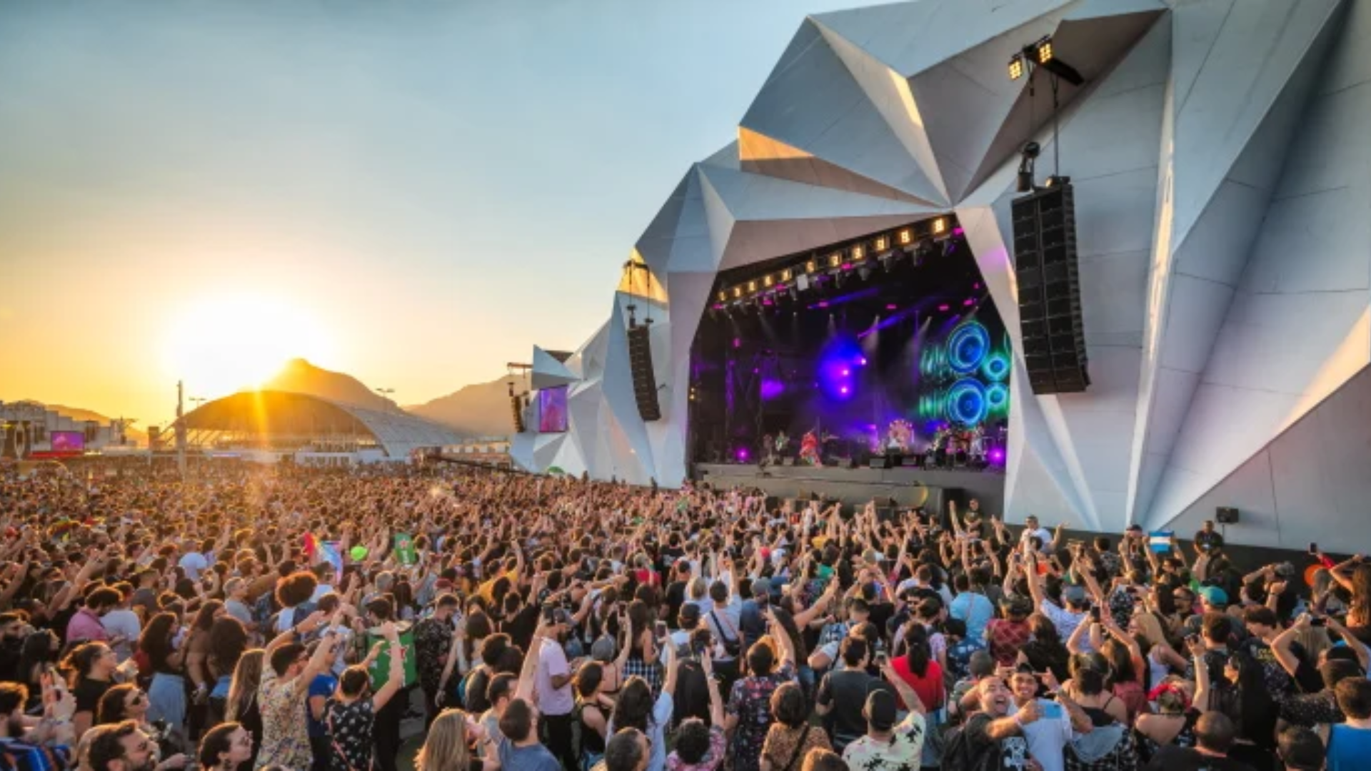 Público acompanha show na Cidade do Rock durante uma edição do Rock in Rio no Rio de Janeiro