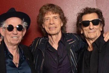 Keith Richards, Mick Jagger e Ronnie Wood posam juntos durante evento promocional dos Rolling Stones.