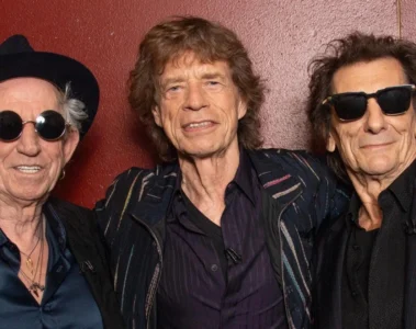 Keith Richards, Mick Jagger e Ronnie Wood posam juntos durante evento promocional dos Rolling Stones.