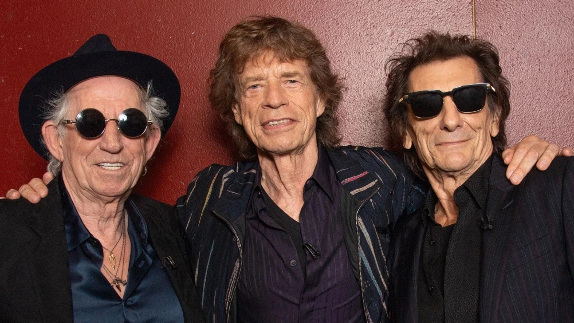 Keith Richards, Mick Jagger e Ronnie Wood posam juntos durante evento promocional dos Rolling Stones.