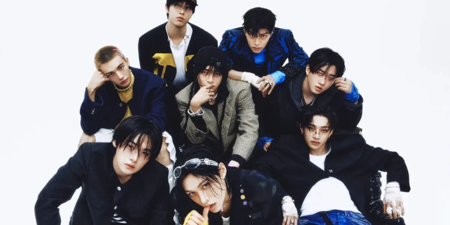 Integrantes do Stray Kids em foto promocional do grupo, headliner do Rock in Rio 2026.