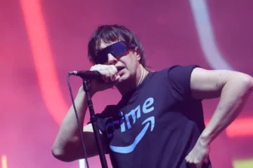 Julian Casablancas canta durante show do The Strokes em apresentação da turnê de 2026.