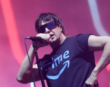 Julian Casablancas canta durante show do The Strokes em apresentação da turnê de 2026.