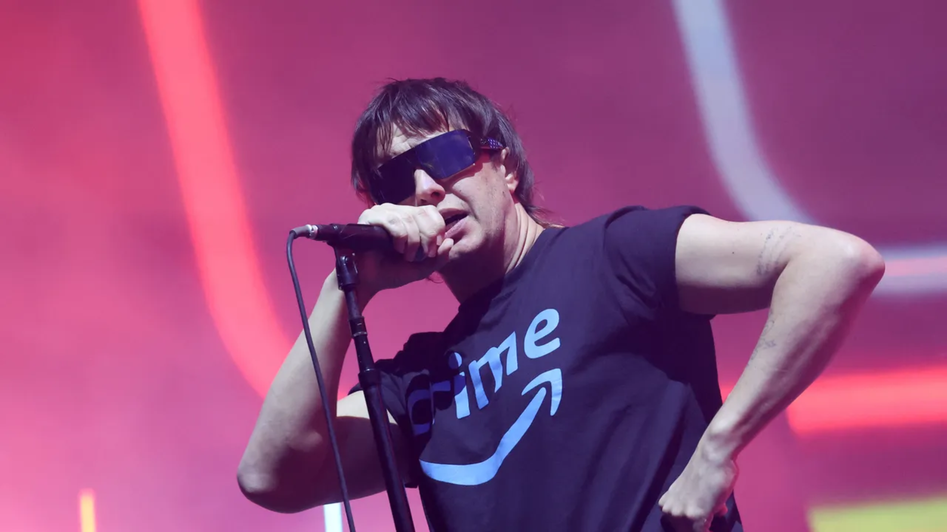 Julian Casablancas canta durante show do The Strokes em apresentação da turnê de 2026.