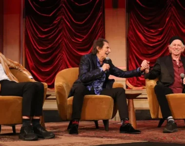 Mick Jagger, Keith Richards e Ronnie Wood participam de evento dos Rolling Stones durante anúncio do podcast Speaking In Tongues.