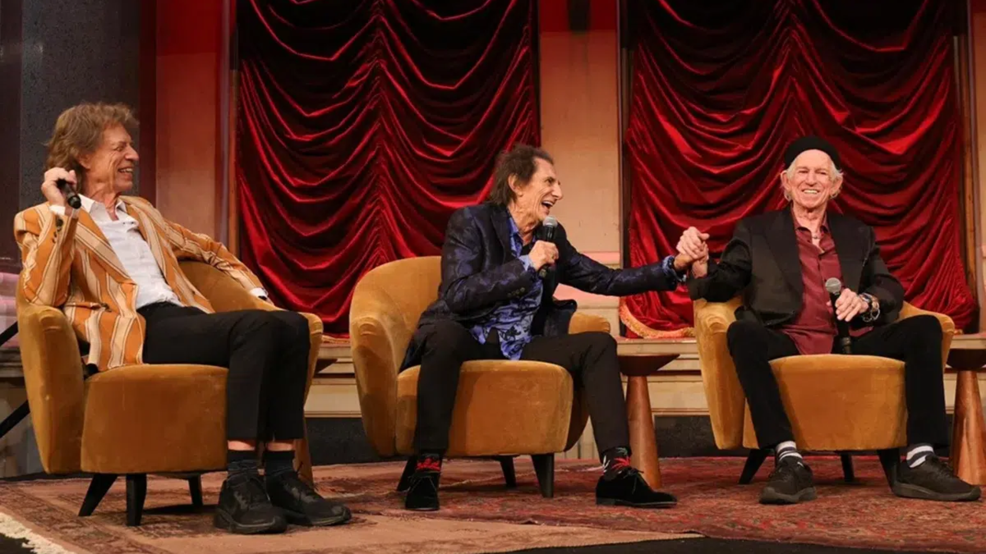 Mick Jagger, Keith Richards e Ronnie Wood participam de evento dos Rolling Stones durante anúncio do podcast Speaking In Tongues.