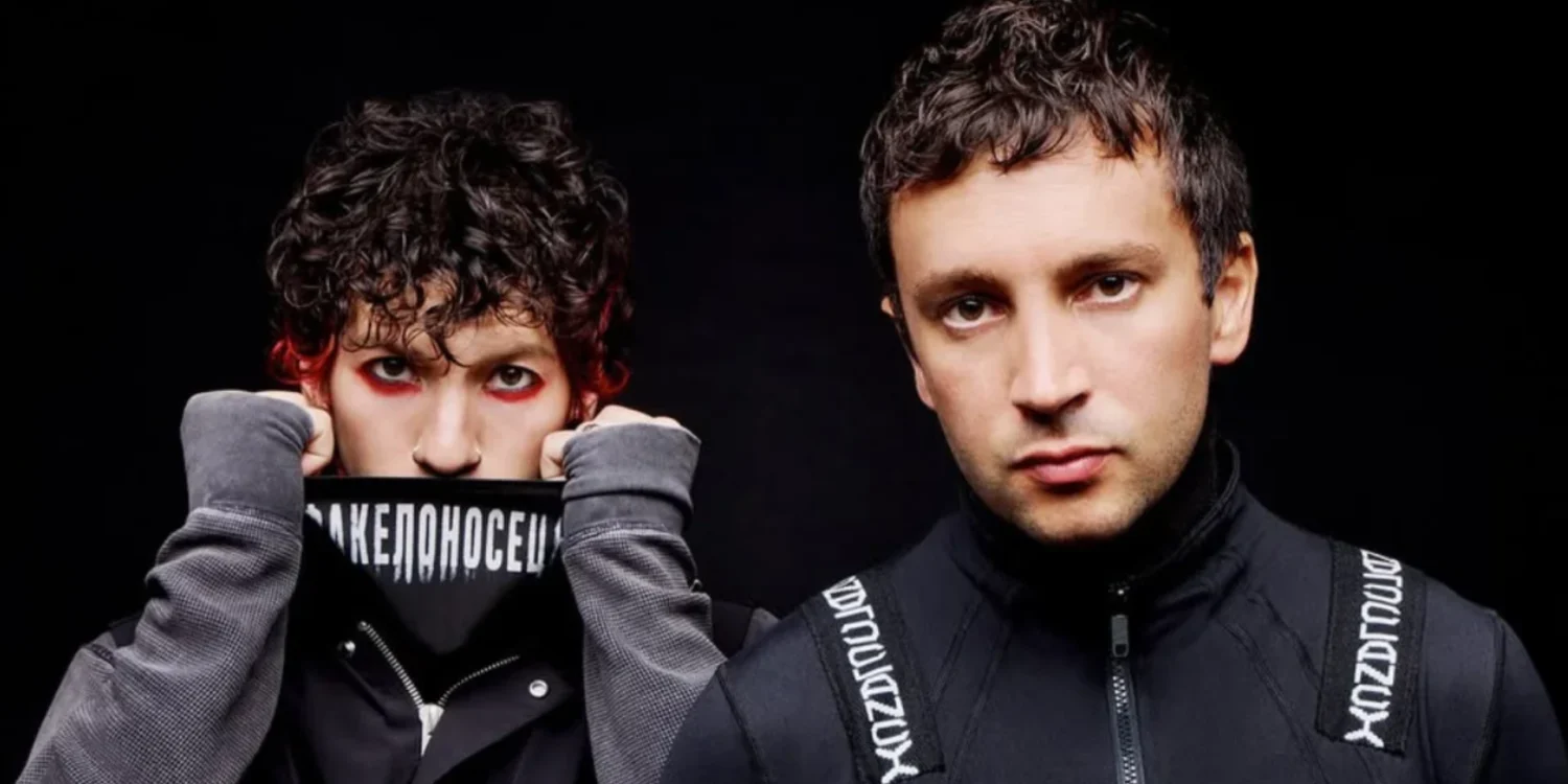 Tyler Joseph e Josh Dun, integrantes do Twenty One Pilots, durante divulgação da era Breach.