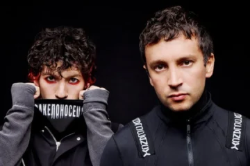 Tyler Joseph e Josh Dun, integrantes do Twenty One Pilots, durante divulgação da era Breach.